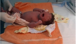 Hơn chục y, bác sĩ cấp tốc đến khu cách ly giúp sản phụ sinh con