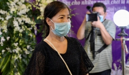 Mẹ Mai Phương thất thần đưa tiễn con gái về nơi an nghỉ cuối cùng