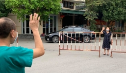 Nghẹn ngào bức ảnh bác sĩ BV dã chiến ở Quảng Ninh nhìn vợ từ xa, vẫy tay chào dặn dò