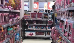 Dẫn con đi siêu thị, bà mẹ đau lòng để con gái mất tích rồi bị lợi dụng