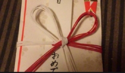 Bất ngờ nhận được hộp quà, vừa mở ra, người đàn ông đã bật khóc