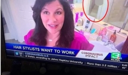 Nữ phóng viên tác nghiệp tại nhà vô tình làm lộ khoảnh khắc tế nhị của chồng