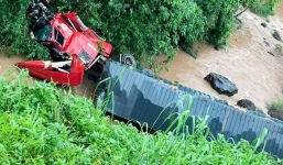 Container lao xuống vực sâu sau tai nạn