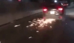 Tài xế gây tai nạn bỏ chạy tốc độ cao, tia lửa phát sáng dưới gầm xe