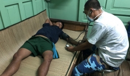 Tàu chở 31 ngư dân bị lốc xoáy quật chìm, rơi xuống biển