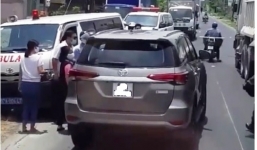 Ôtô 7 chỗ chạy lấn làn, ép xe cứu thương vào lề đường 
