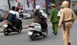 Thanh niên vi phạm giao thông còn hung hăng xô ngã CSGT