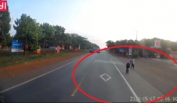 Cô gái đánh rơi tiền xuống đường, hành động của tài xế khiến khổ chủ cúi người cảm ơn