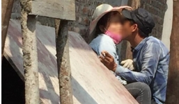 Cặp đôi phụ hồ trao nhau nụ hôn vội giữa cái 'nắng như đổ lửa'