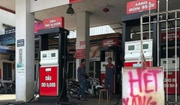 Tin tức kinh doanh 24h: Cây xăng treo biển 'hết xăng', Tài sản tỷ phú Phạm Nhật Vượng