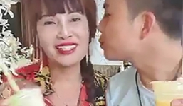 Cư dân mạng chỉ ra chi tiết 'cô dâu 62 tuổi' không mặn nồng với chồng Hoa Cương