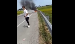 Tài xế bật khóc nhìn ô tô bốc cháy, nhờ người lấy giấy tờ bao nhiêu tiền cũng trả