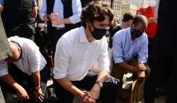 Thủ tướng Canada quỳ gối phản đối phân biệt chủng tộc 