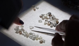 Tin tức kinh doanh 24h: Ngồi trên đống kim cương trị giá 3,5 tỷ USD, Vàng giảm