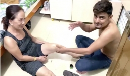 Cô dâu 65 tuổi tung ảnh riêng tư với chồng trẻ sau khi bị đối xử tệ bạc