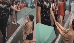 Cô gái thách cưới 1,3 tỷ đồng quỳ dưới mưa cầu xin chàng trai quay lại