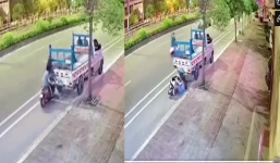 Cô gái thiếu quan sát lao vào xe tải đỗ bên đường khiến người xem giật mình