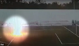 Khoảnh khắc thủ môn bị sét đánh trúng trên sân cỏ