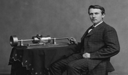 Cậu bé 'thiểu năng' bị nhà trường đuổi học, lớn lên khiến cả thế giới 'ngả mũ' thán phục