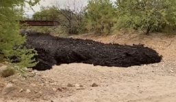 Dòng nước lũ kỳ dị đen sì bốc khói khét lẹt và lời cảnh báo đáng sợ phía sau