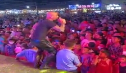 Bất chấp dịch Covid-19 bùng phát, hàng trăm người ở Quảng Trị tụ tập, reo hò ở hội chợ