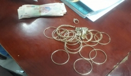 Đi gom rác, cặp vợ chồng ở Hóc Môn nhặt được túi nilông đựng 6 cây vàng