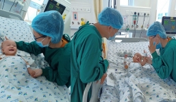 Khoảnh khắc cặp song sinh Trúc Nhi - Diệu Nhi cười tươi khi bố mẹ vào thăm