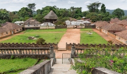 Bí ẩn bên trong 'biệt phủ' của người đàn ông 100 vợ, 500 đứa con