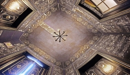 Sửa nhà, cặp vợ chồng phát hiện nhiều ký tự lạ, tìm thấy 'kho báu' vô giá