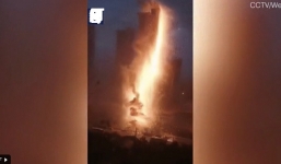 Khoảnh khắc sét đánh trúng đường dây cao thế khiến cả tòa cao ốc biến thành cột lửa khổng lồ