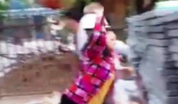 Chống đối quy định giãn cách xã hội, cả gia đình lao vào khiến 4 cán bộ công an bị thương