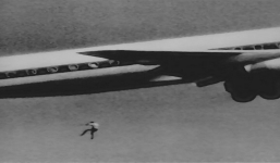 Khoảnh khắc cậu bé rơi ra ngoài không trung sau khi máy bay cất cánh gây ám ảnh