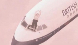 Cơ trưởng bị hút khỏi máy bay vì bung kính chắn gió và giây phút giành giật sự sống hiếm có 