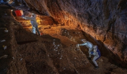 Phát hiện hang động chứa vô vàn báu vật quý hiếm khiến nhà khoa học phải viết lại lịch sử tồn tại
