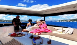 Em gái tỷ phú của Cẩm Ly khoe du thuyền triệu đô: Chồng và 2 ái nữ lấp ló phía sau mới gây chú ý