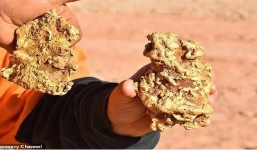 Hai anh em vấp phải cục đất vô tri đổi đời khi phát hiện bên trong là khối vàng gần 10 tỷ 