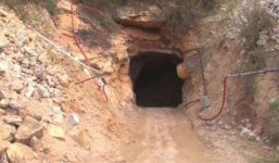 Đi leo núi, chàng trai trúng lớn phát hiện ra cả gia tài vùi trong lớp đất đá