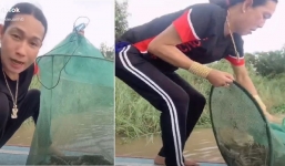 'Nữ đại gia' chuyển giới đeo vàng kín tay thả hàng trăm con rắn xuống sông phóng sinh 