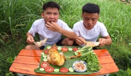 Sau án phạt, con trai bà Tân Vlog - Hưng Vlog lại dính phốt với món ăn liên quan đến gà