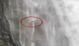 Camera ghi lại khoảnh khắc hai du khách chơi đu dây vượt thác bị mắc kẹt gây ám ảnh