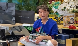 Đàm Vĩnh Hưng khoe được tặng hộp quà bên trong đựng 2 tỷ tiền mặt