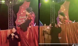 Đang say sưa hát, Phi Nhung bỗng nằm xuống sân khấu không cần giữ hình ảnh và lý do phía sau