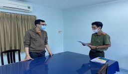 Tống đạt quyết định khởi tố nam tiếp viên hàng không làm lây lan dịch Covid-19