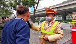 Tin tức pháp luật 24h: Vi phạm nồng độ cồn tài xế 'khoe' nhậu từ sáng, Nam thanh niên tử vong bên lề đường