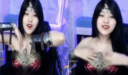 Lên đồ như nữ siêu nhân, 'thánh nữ áo 2 dây' Thủy Tiên vô tư chỉnh áo trên sóng livestream