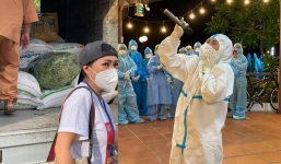 Bất chấp dịch phức tạp, Phương Thanh 'lăn xả' giúp đỡ bà con có hoàn cảnh khó khăn