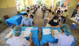 Bộ Y tế đề nghị TP.HCM đẩy nhanh tốc độ tiêm vắc xin, tạo điều kiện thí điểm rút gọn quy trình tiêm chủng