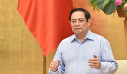 Thủ tướng: Thay đổi chính sách ưu tiên về vắc-xin, không để khủng hoảng kinh tế - xã hội