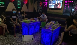 Tin tức pháp luật 24h: Phát hiện 8 khách và nhân viên 'thư giãn' trong quán hát