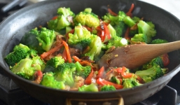5 sai lầm thường gặp khi xào rau làm mất chất dinh dưỡng